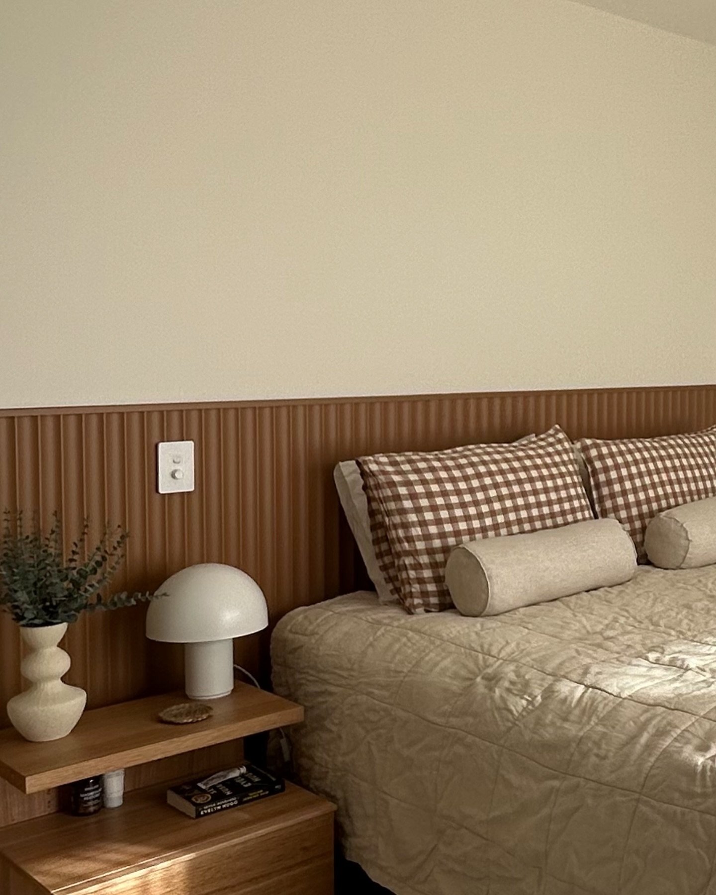 🍂 This master bedroom radiates warmth and cosiness 🍂 
.
#paraparaumubeach #interiordesign #wallpanelling #nzinteriordesigner