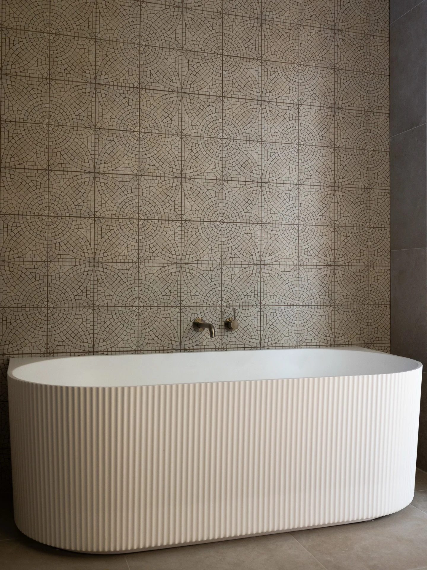 Doesn&rsquo;t this bathroom just make you feel like a Friday evening bubble bath, wine, and a good book? 🛁🍷📖

Every design element was intentionally chosen to create that exact mood. From the fluted textures, raw concrete, and mosaic tiles, to the