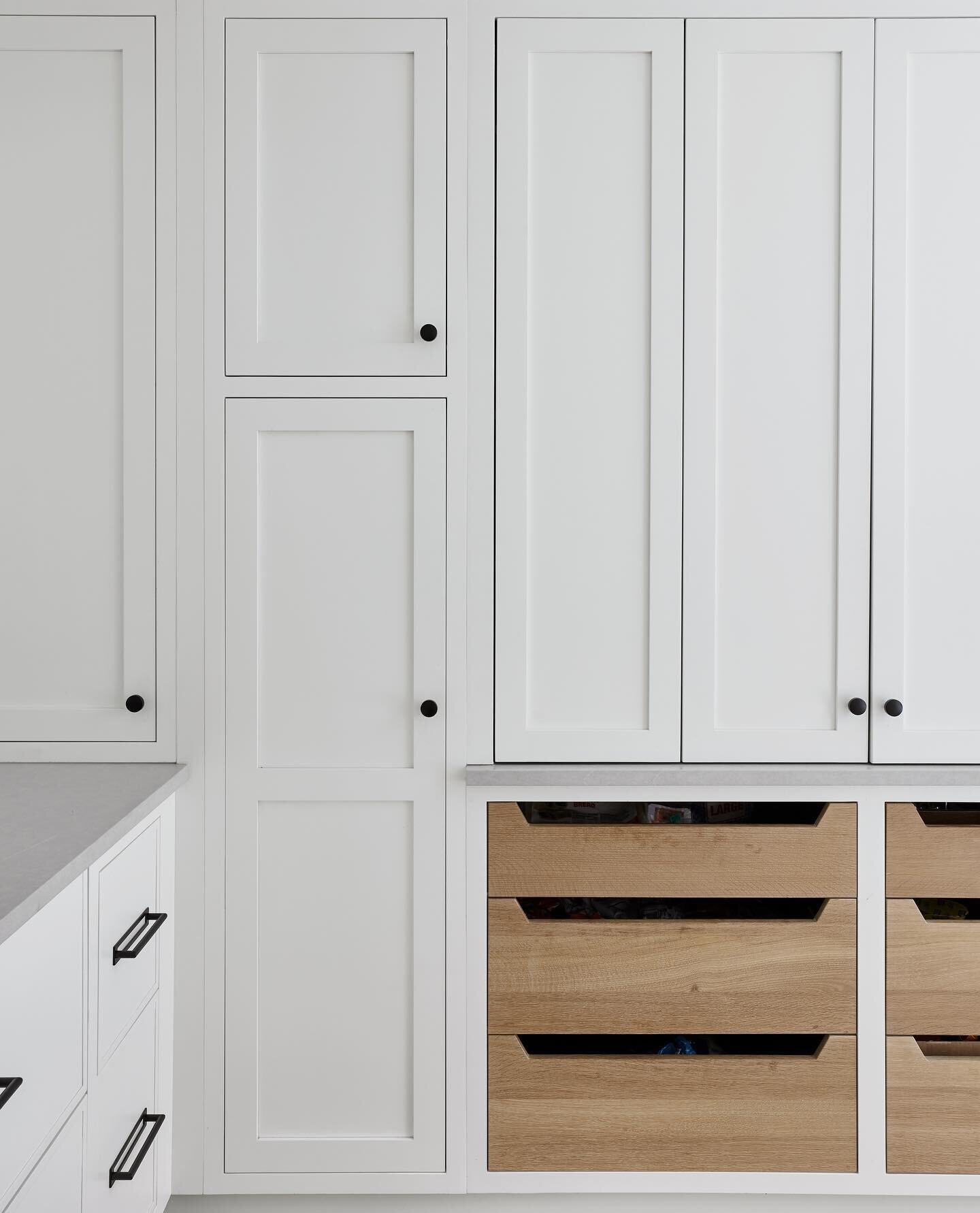 Swipe 👉  to open the pantry! Aren&rsquo;t you so glad you did? What&rsquo;s your must-have in a pantry? ⁠⠀
⁠⠀
Today&rsquo;s Tip: When designing your pantry space, remember less can be more! Shallow cabinets can be perfect for your smaller items. Hav