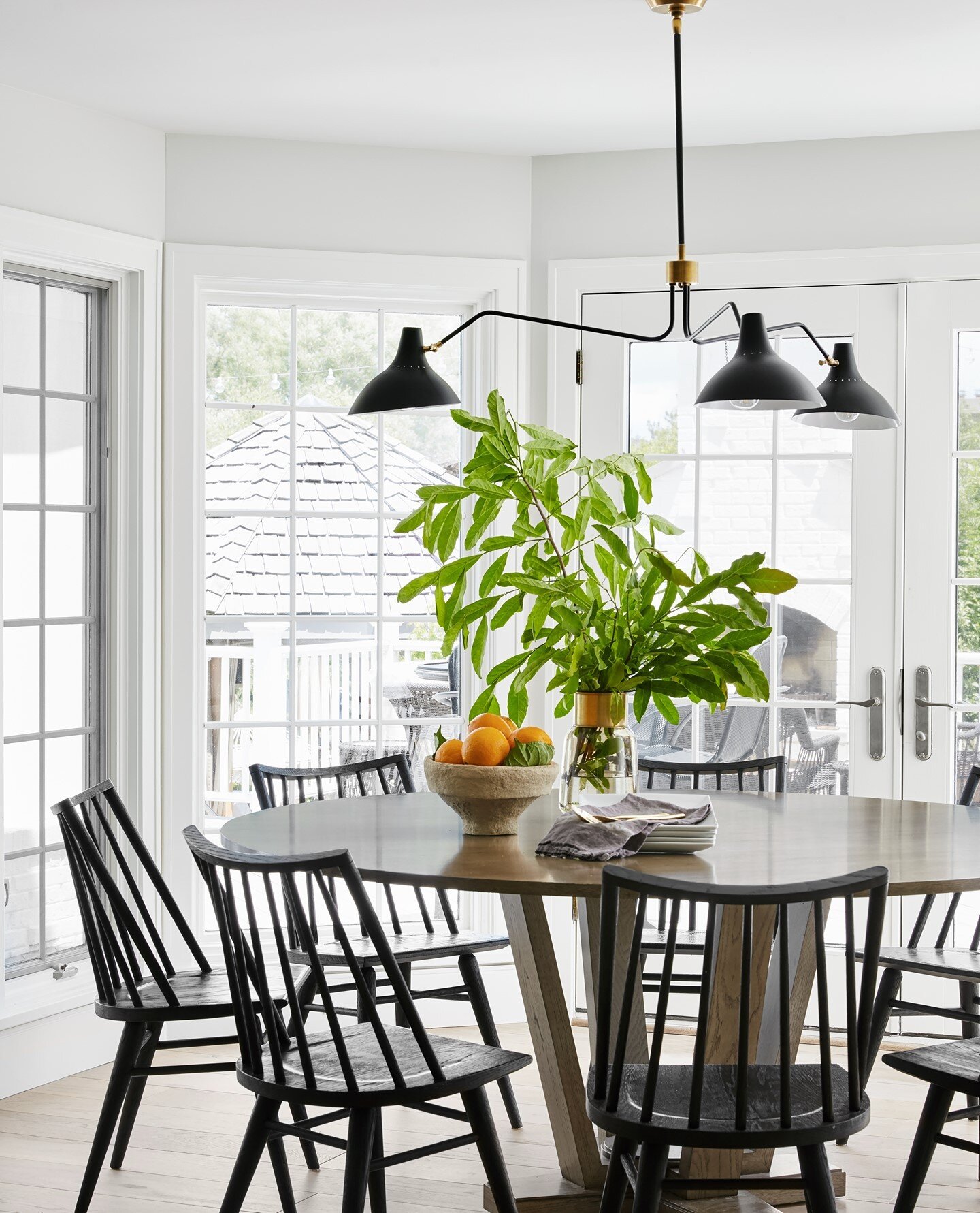 The oversized chandelier creates drama and draws attention to this light-filled breakfast nook. The sculptural feel of the fixture adds an artistic vibe. ⁠
.⁠
.⁠
.⁠
.⁠
⁠
#VHInteriorsTOW #interiordesign #homedecor #homedecorideas #designinspo #designt