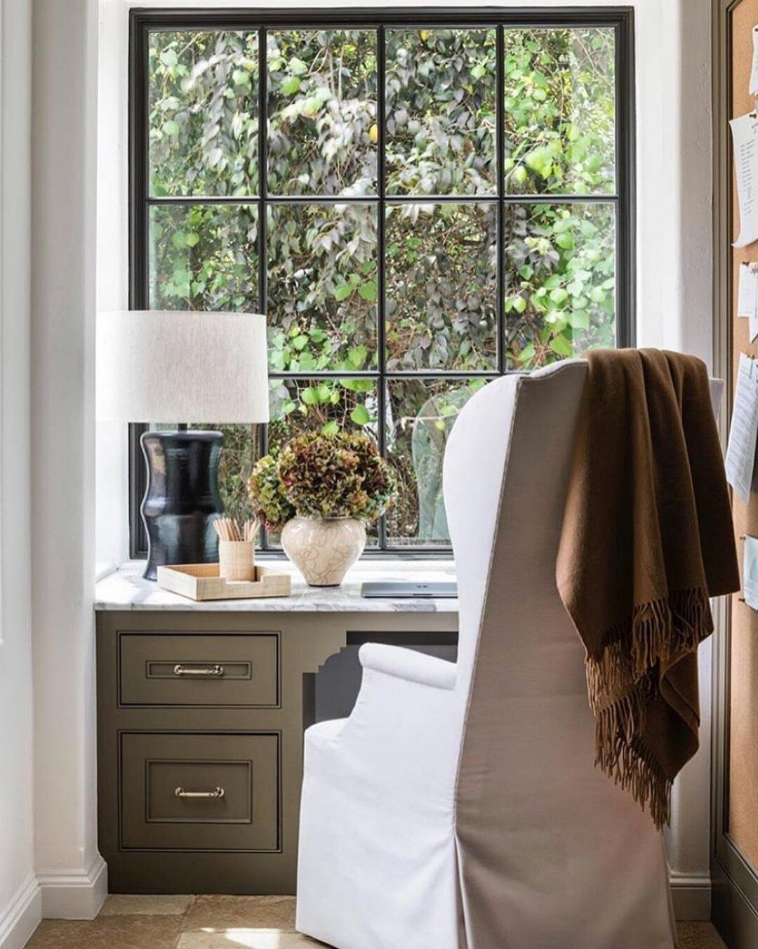 If you&rsquo;re like me, you&rsquo;re in your home office more than most rooms of the house. The right throw blanket, right lighting, etc. can make a world of difference. ⁠
⁠
I appreciate that @scoutandnimble is sharing all these great spaces (design