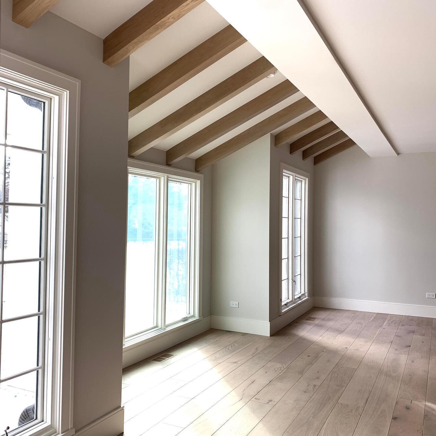 By adding a window and lightening the finishes, this room is now flooded with sunlight and feels bright and fresh. Underneath the soffit was a pitched ceiling, a great opportunity to add a little moment of unexpected asymmetry to the room. Swipe 👈🏻