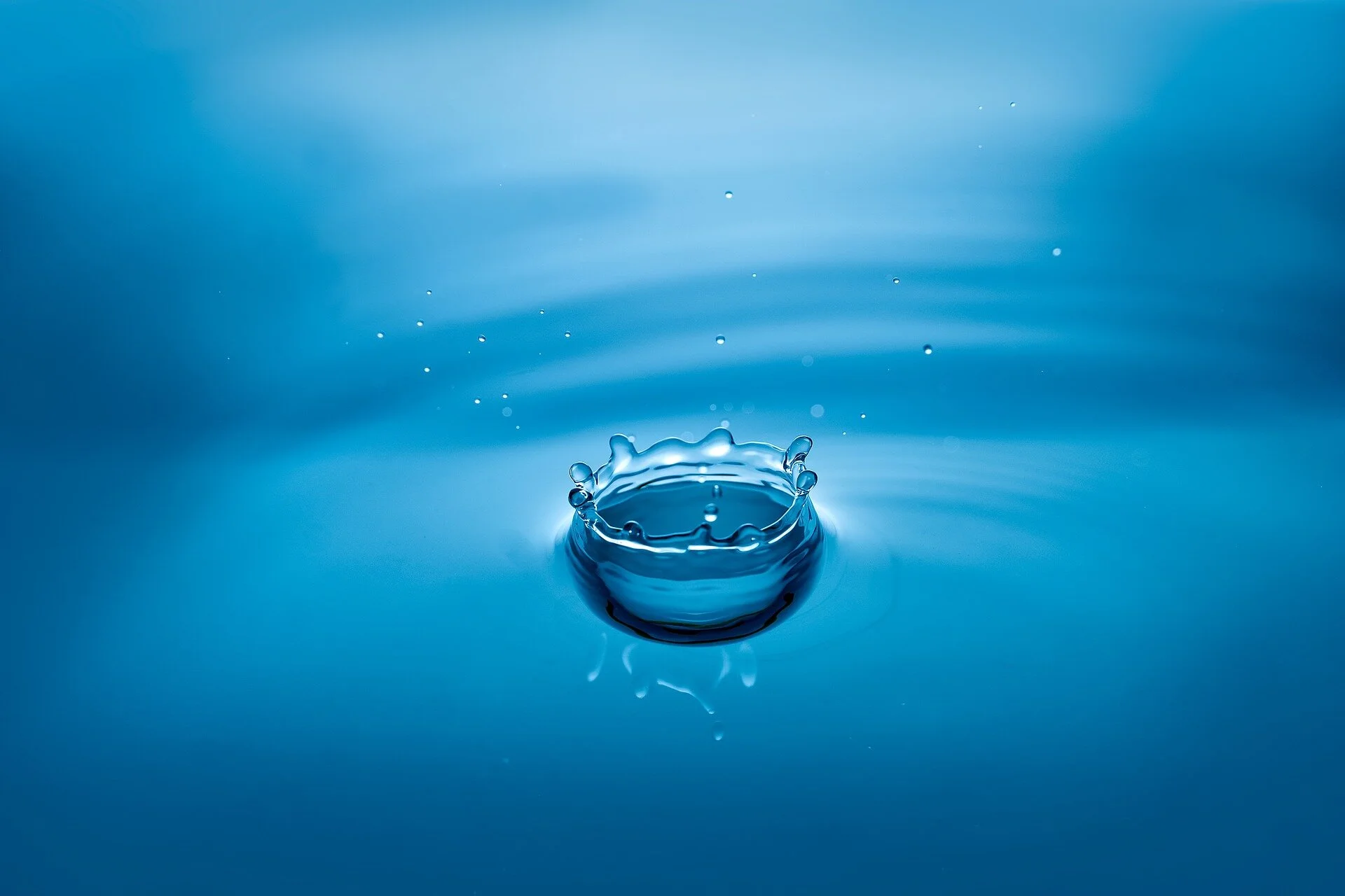 https://pixabay.com/photos/water-drop-droplet-liquid-mirror-1828850/