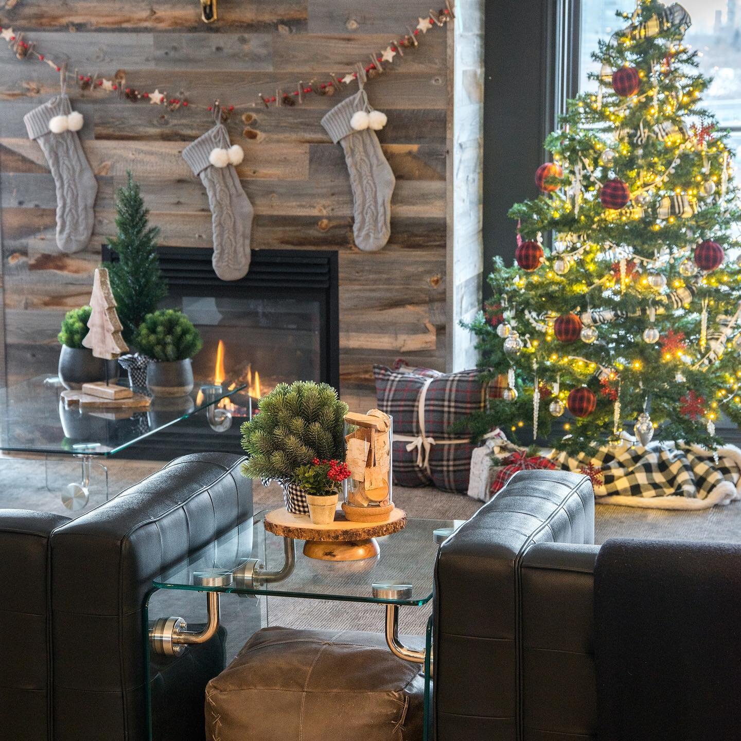 Don&rsquo;t you love decorating for the holidays? 

I know I do!! ❄️
.
.
.
#moderneradesign
#holiday 
#winter
#2022
#christmastree 
#winterdecor 
#yeg 
#familytime 
#decorating 
#christmas 
#holidayspirit🎄 
#trees 
#rusticdecor 

📷📸 @demetrigianni