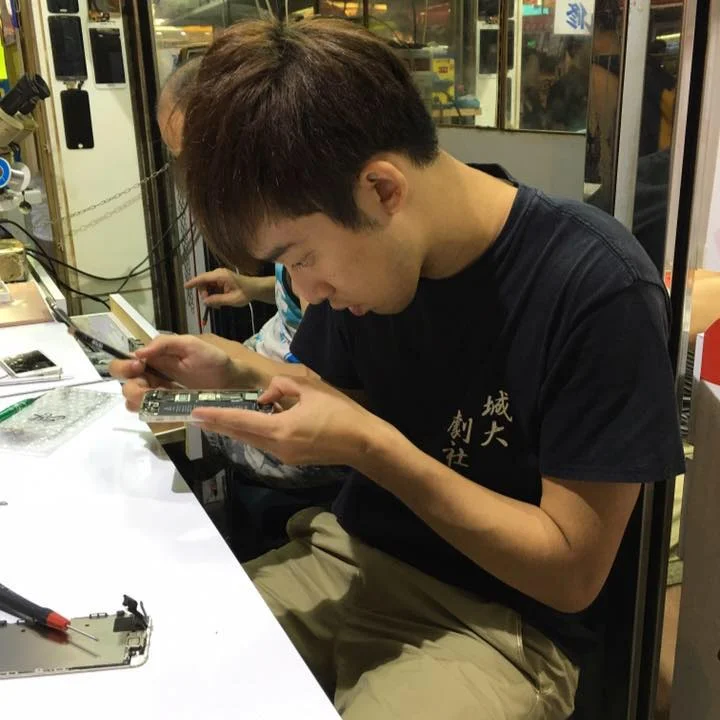 JJ 我諗做呢行最大成功感係整得返一喲好難整既手機,好多人同我講多謝,感激類既說話個陣我真係以為自己好似一個醫生咁偉大........ 感謝顧客對我們的支持和讚賞,是我們最大的原力