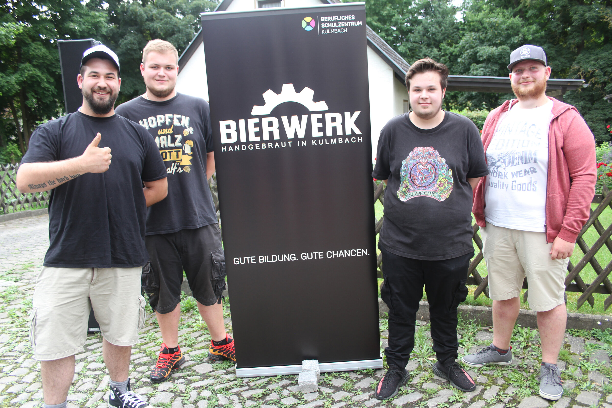  Megastolz und überglücklich: Die angehenden Brauer Mark Böhm, Max Beckert, Johannes Brügger und Yannick Herrmann genossen es, dass ihr Bier von den Ehrengästen genossen wurde. Auch die abgefüllten Fässer waren heiß begehrt. 
