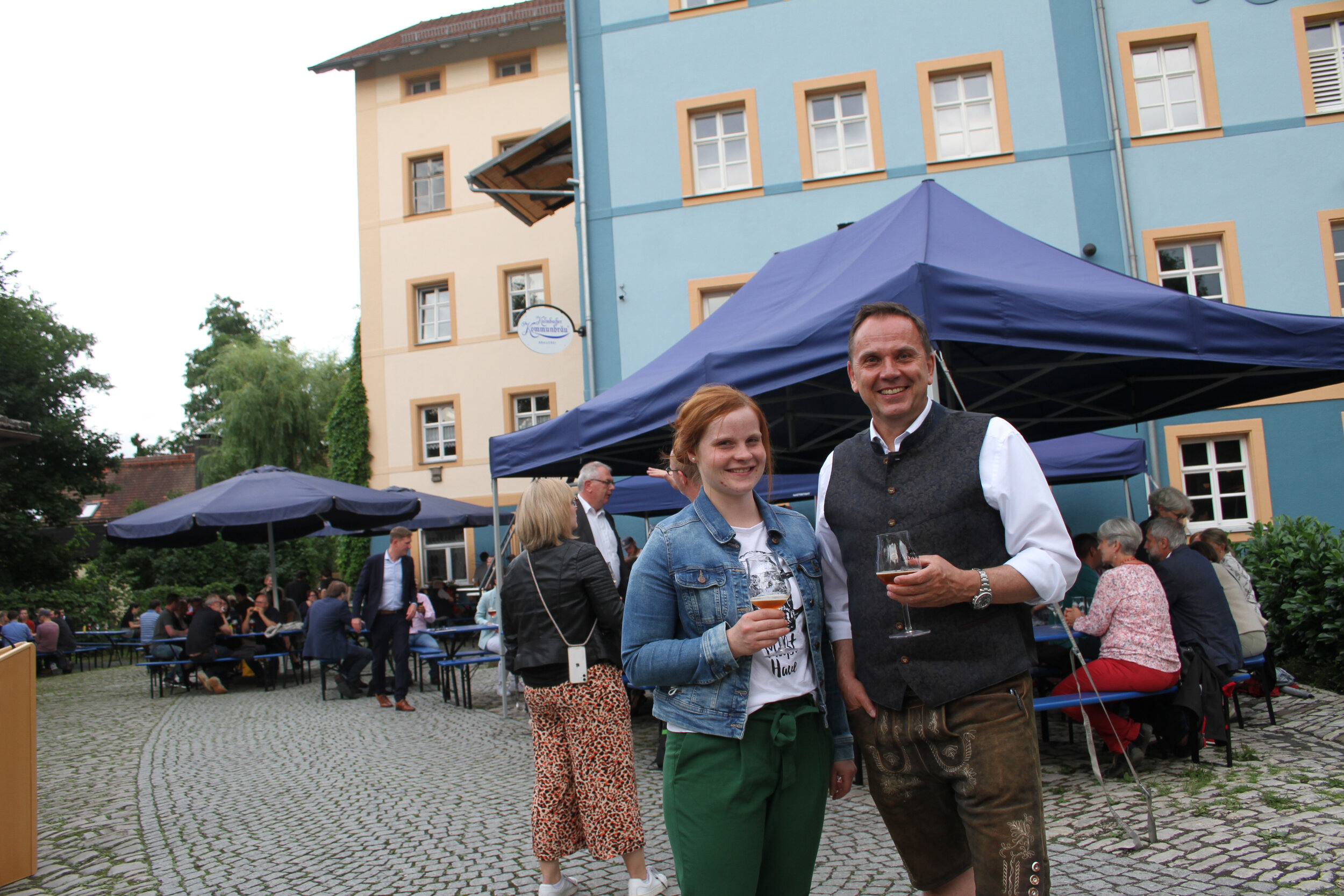  Schulleiter Alexander Battistella fachsimpelt mit Monika Meinel-Hansel&nbsp;über das Bier, das die Schüler gebraut haben. 