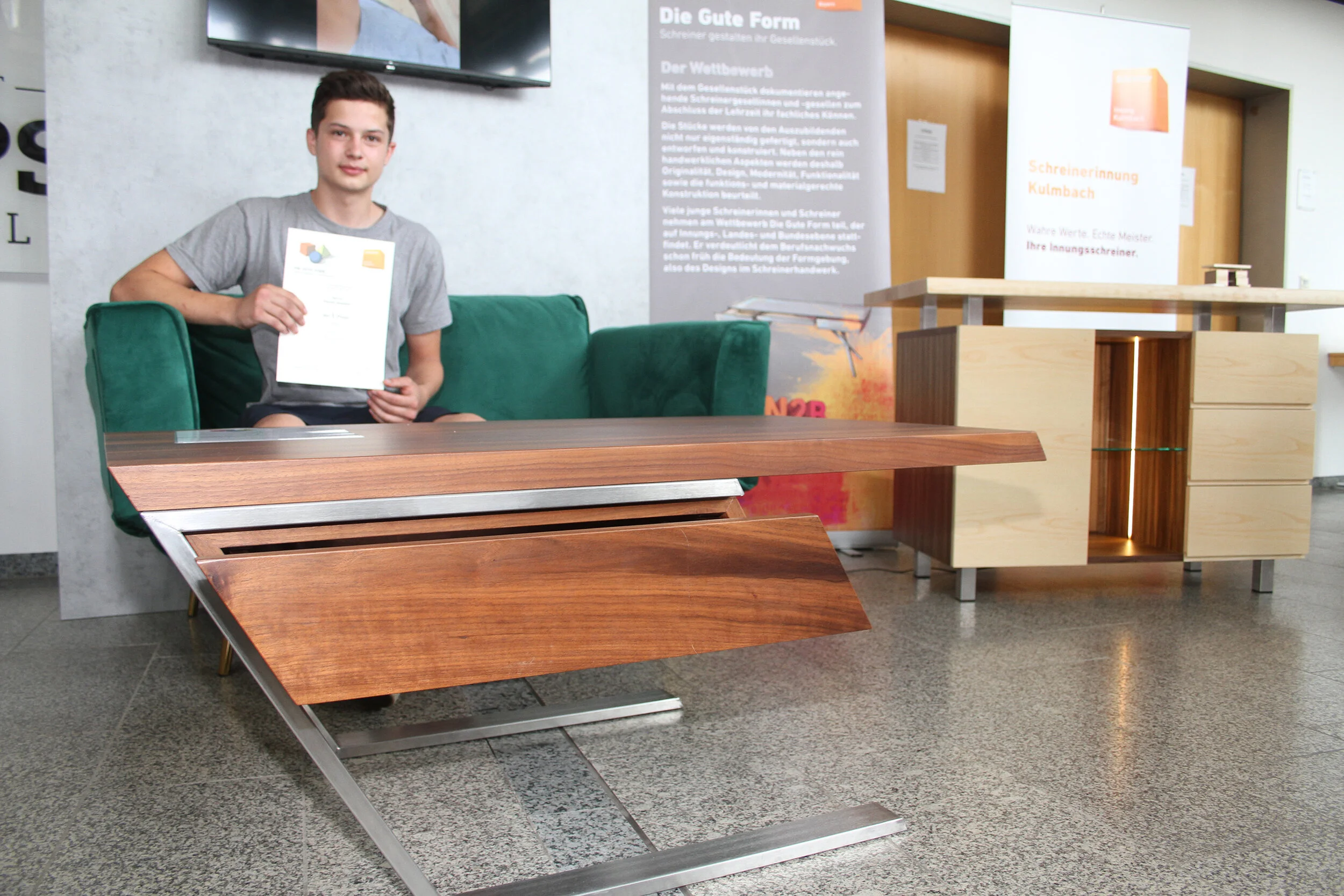 Schräger Couchtisch begeistert