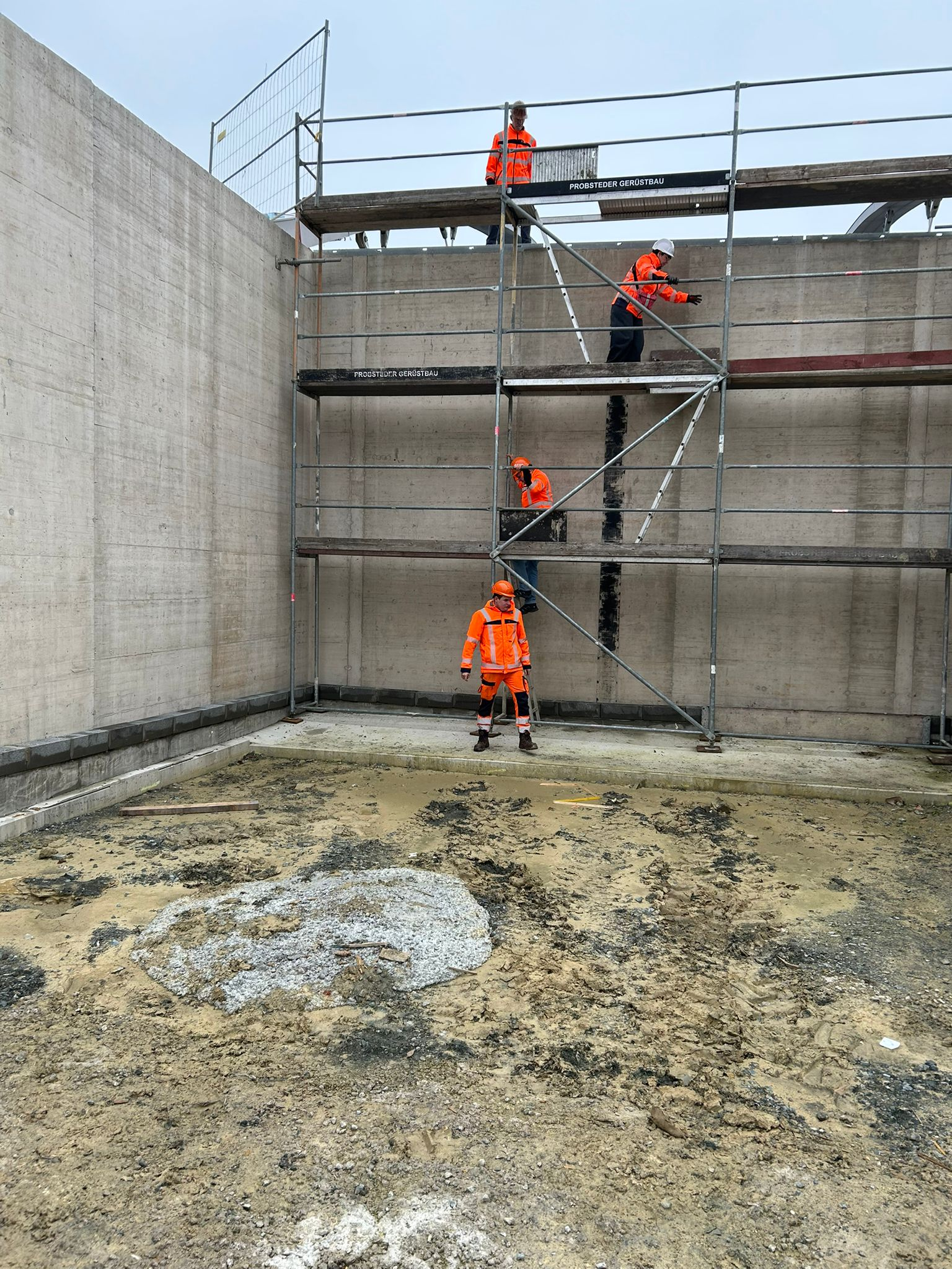  Besichtigung des Widerlagers über ein Baugerüst 