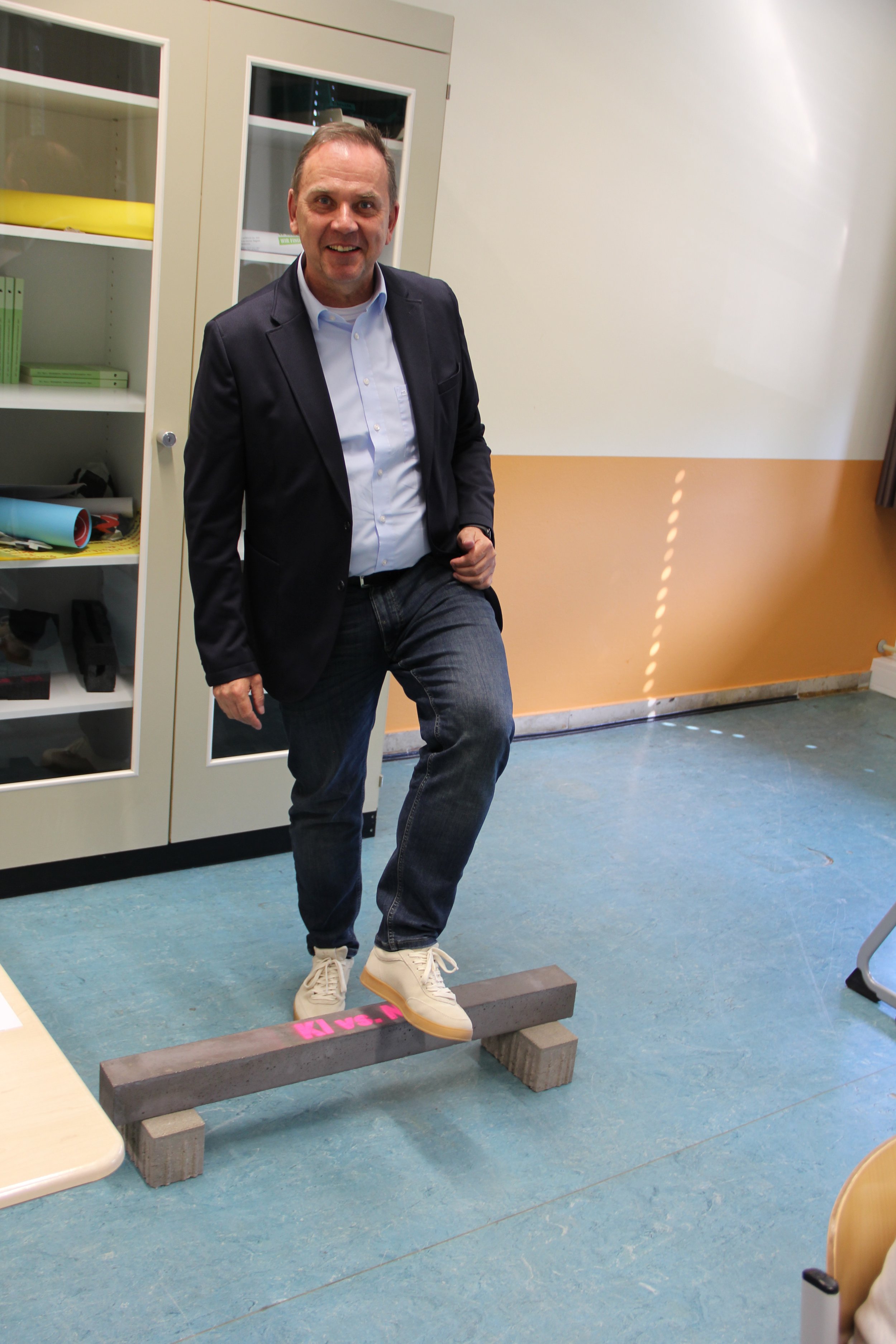  Herr Battistella versucht die Grenze der analogen Welt zu überschreiten. Es wird sicherlich&nbsp;am BSZ KU&nbsp;gelingen. 