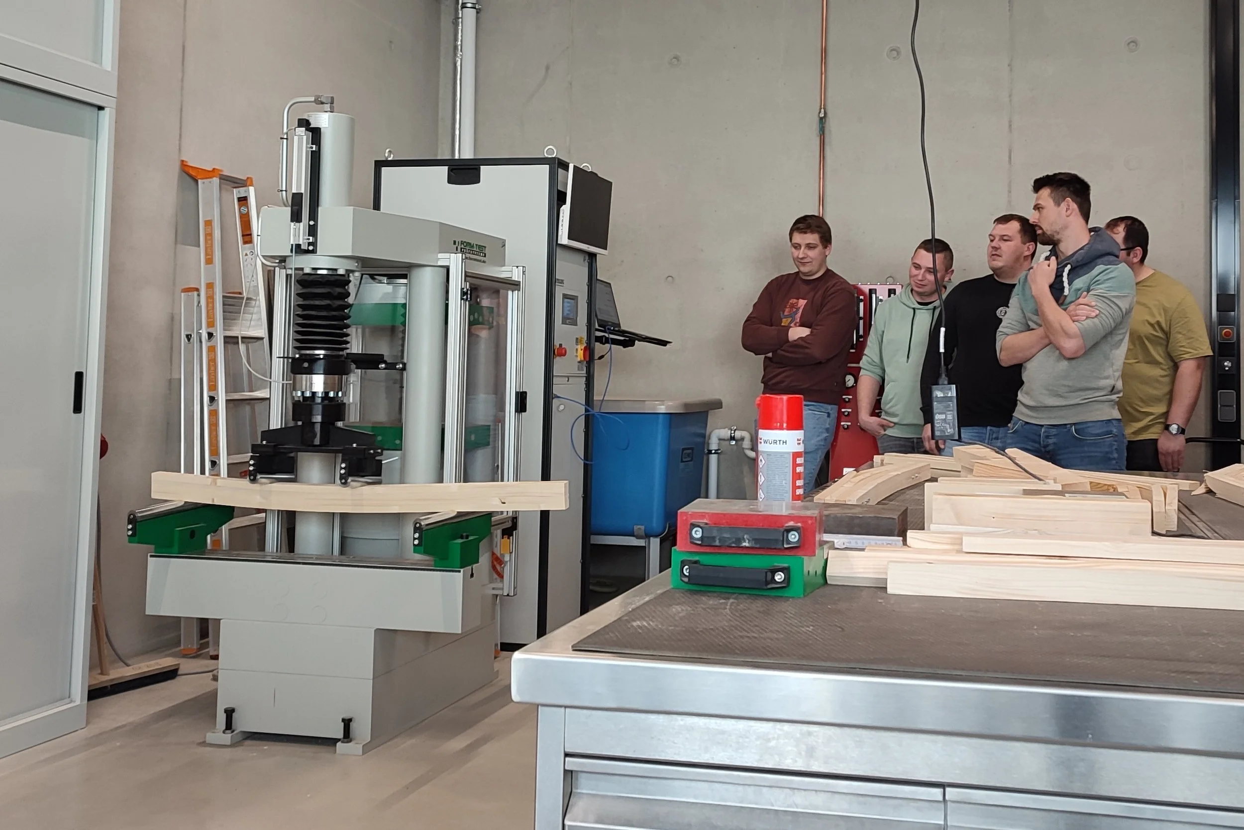  Fachschüler beobachten mit Spannung den Belastungstest 