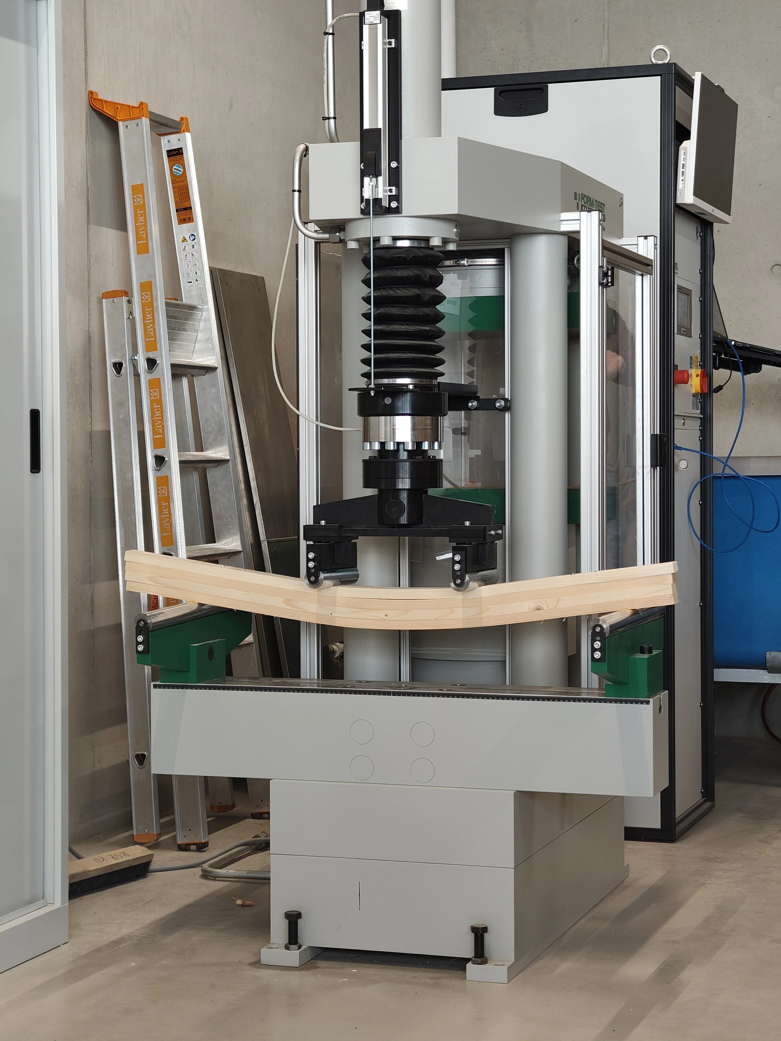  Die Durchbiegung ist deutlich sichtbar… 