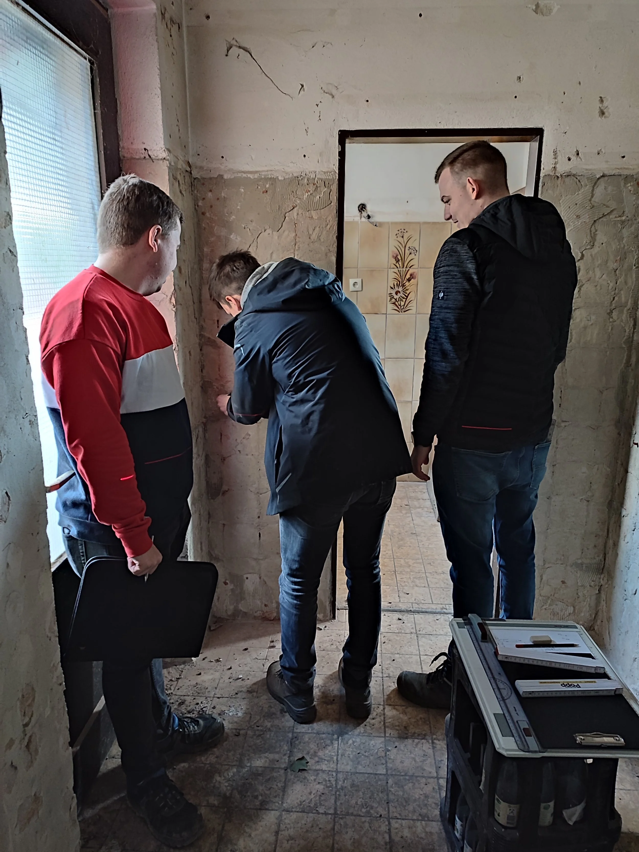  Schüler bei Aufmaßarbeiten. 