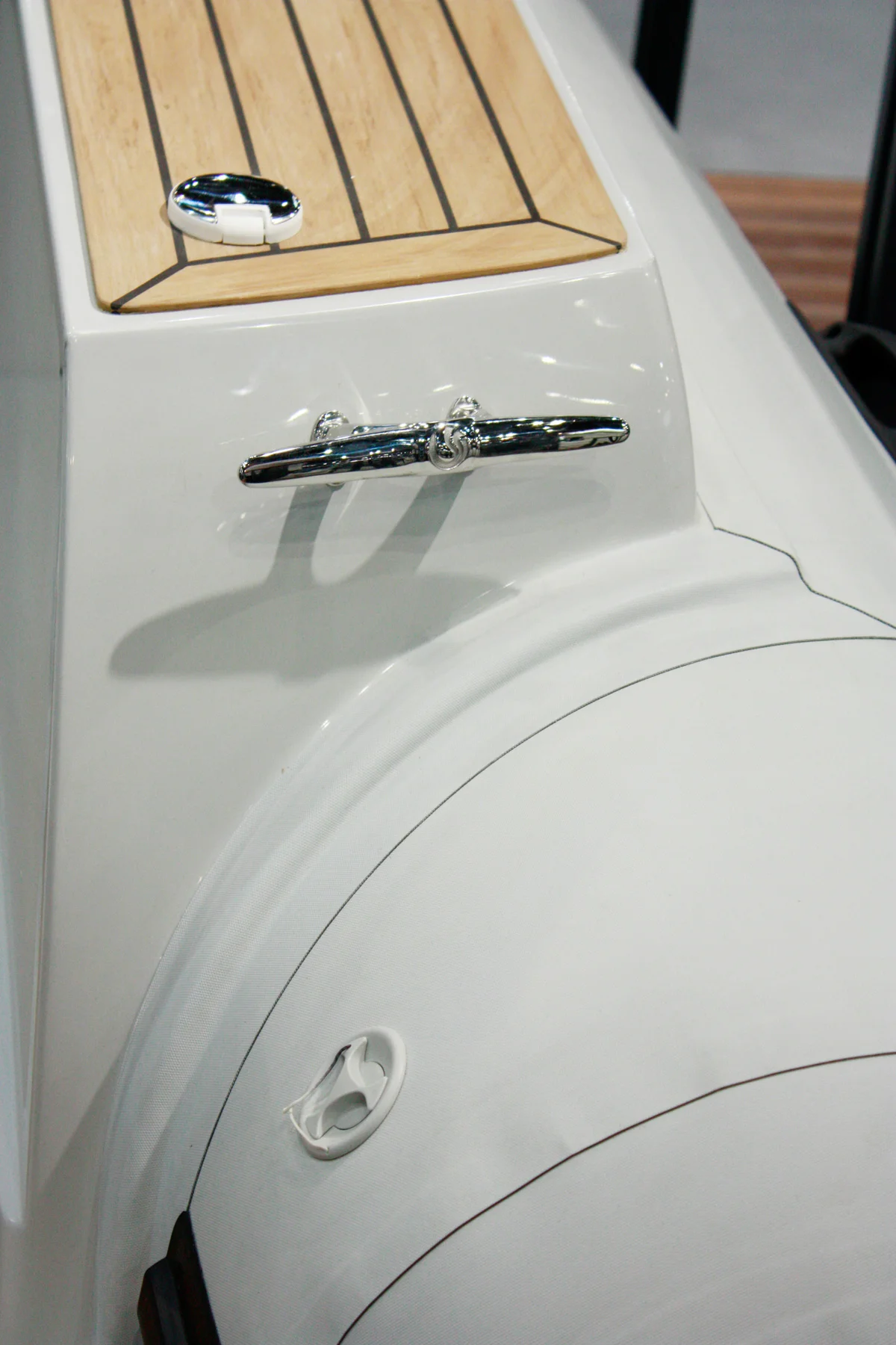 Das Heck der 770WA mit Flexiteek und Details aus verchromtem Edelstahl
