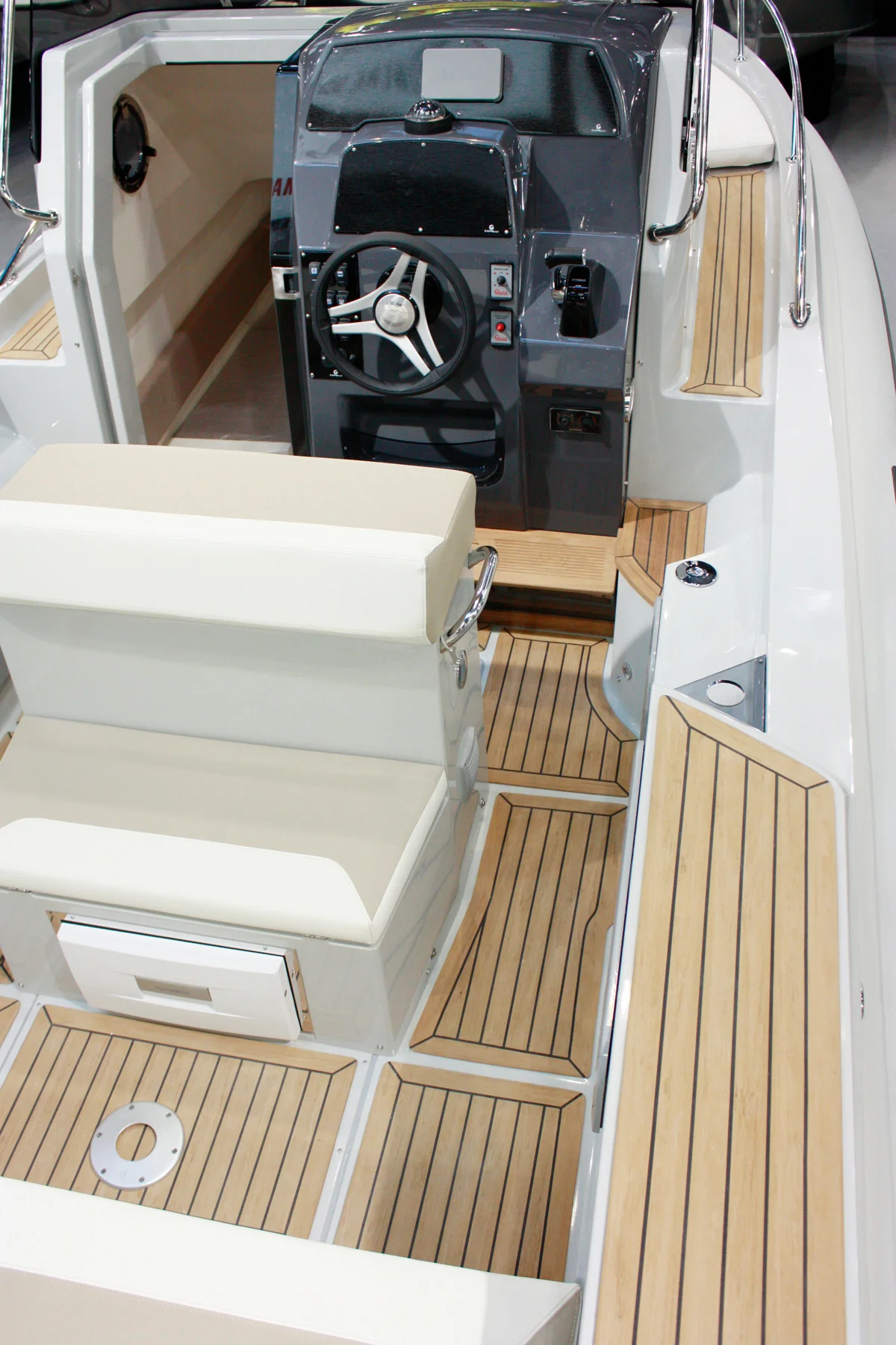 Innenraum der Capelli 770WA mit Cockpit, Steuerstand, Sitzbank und offener Kabinentür