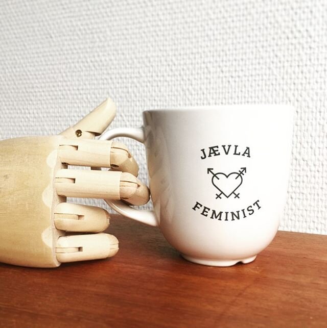 Kopper p&aring; vei til feminister i b&aring;de &oslash;st og vest💪 &bull;
#feminist #kopp #j&aelig;vlafeminist #solidaritet #kaffekopp #kaffe #gaveide #feminisme #venninne #venninnegave