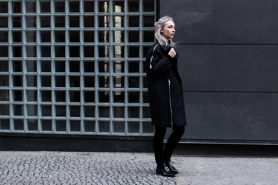 noa-noir-fashion-outfit-all-black-monochrome-minimal-style-asos-zign-scandivian-streetstyle-3.png
