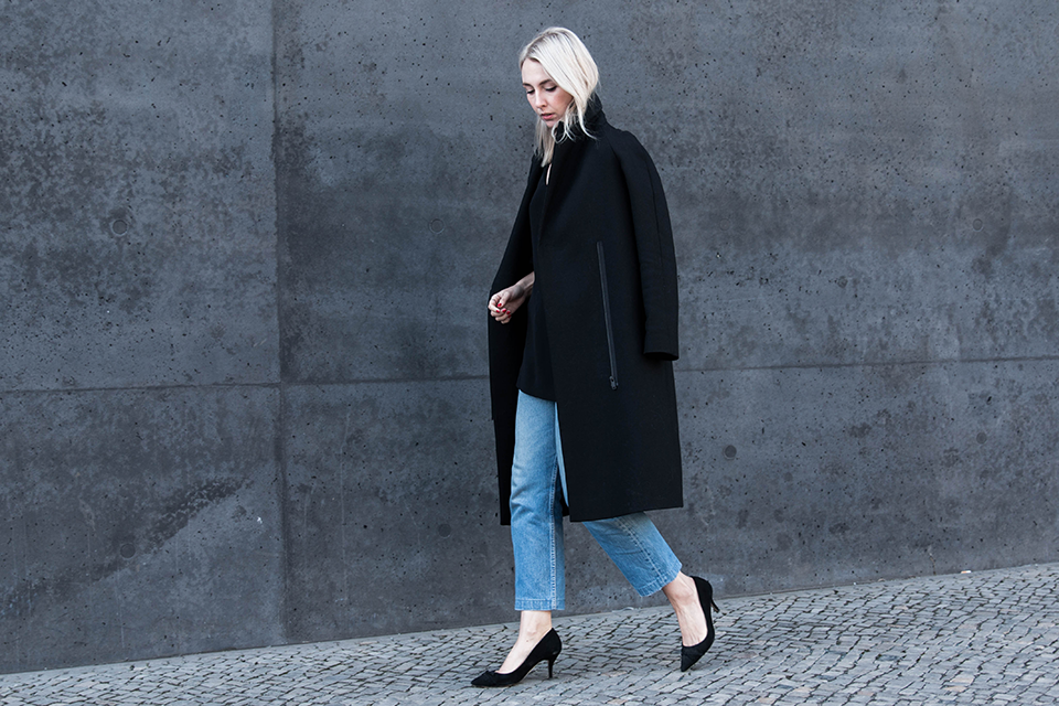 noa-noir-fashion-outfit-minimal-streetstyle-inspiration-all-black-levis-501-scandivian-style-marble-neckscarf-choker-2.png