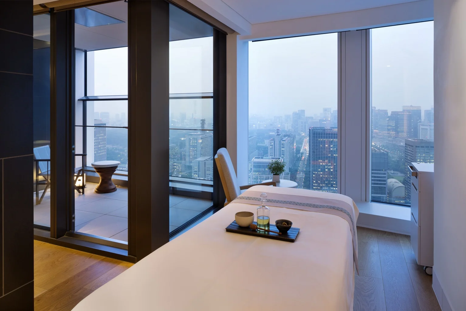 Andaz_AO-Spa-Club_Treatment-room_01.jpg