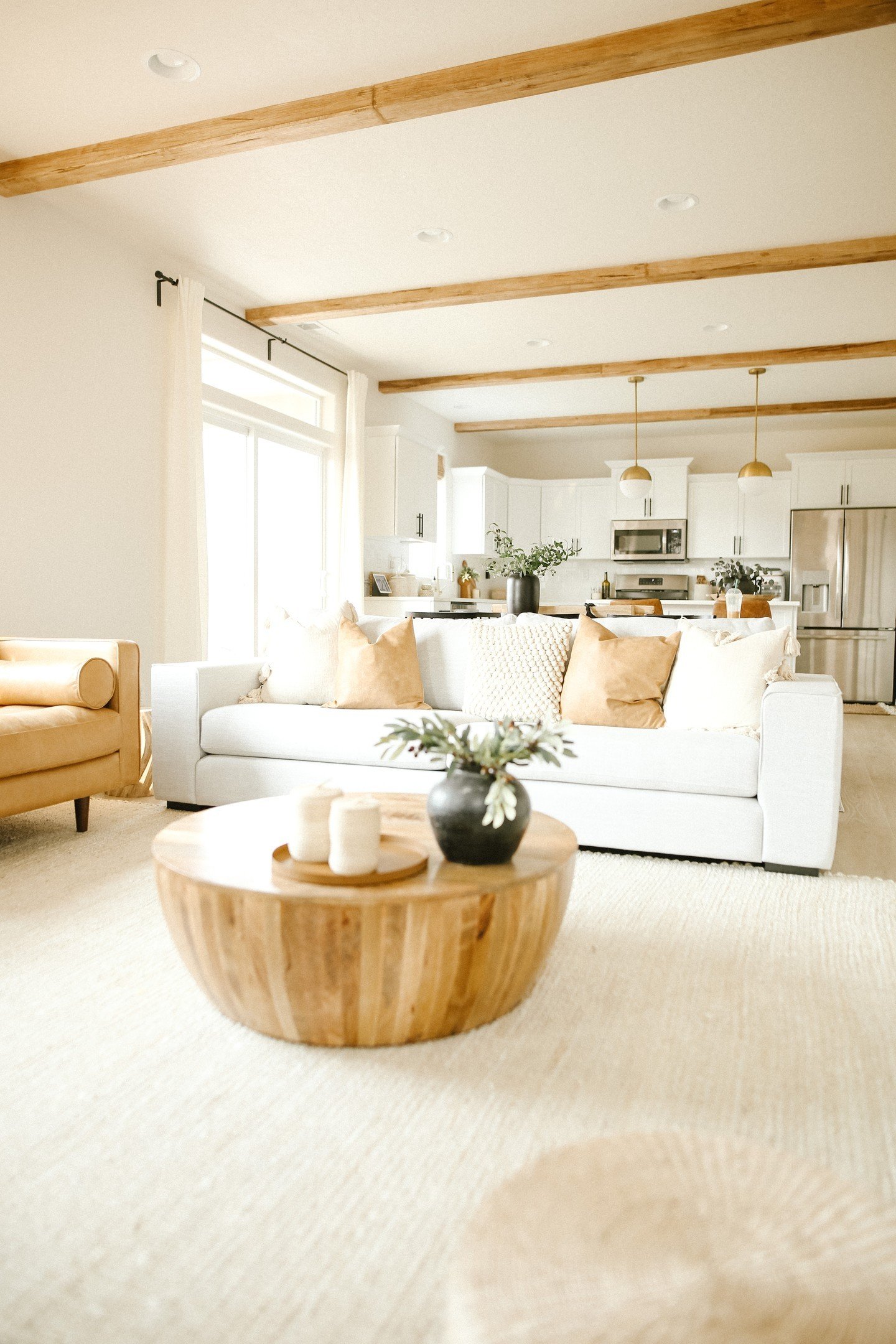 Taylor beautifully designed a cozy space, making our Ambrosia Maple beams look amazing!
-
📷 @drab.to.dreamy
-
#OrnamentalBuild #LoveTheRoom #InteriorDesign #RusticBeams #WoodBeams #HomeDecor #Beams