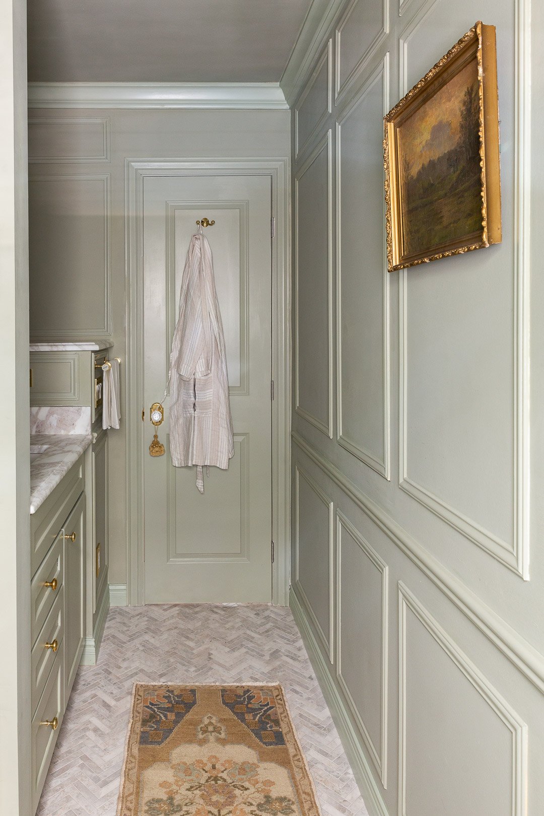 'Decorative moulding can transform a space entirely. The detail adds something special and can make a room exude elegance. Explore all of our moulding profiles on the website.
-
📷 @aglassofbovino
-
#OrnamentalBuild #LoveTheRoom #InteriorDesign #Deco