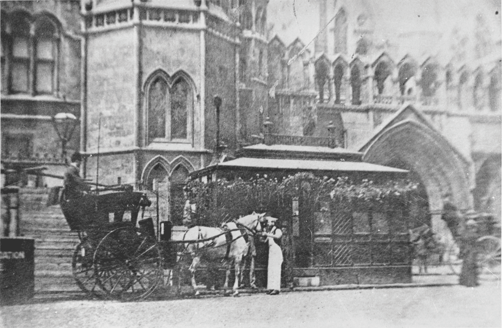 Cabmen’s shelter outside the Law Courts, Strand, 1900 © City of London 