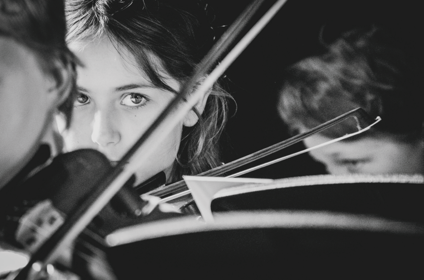 closeup-orchestra-kids-girl-eye-djunivers-berlin.png