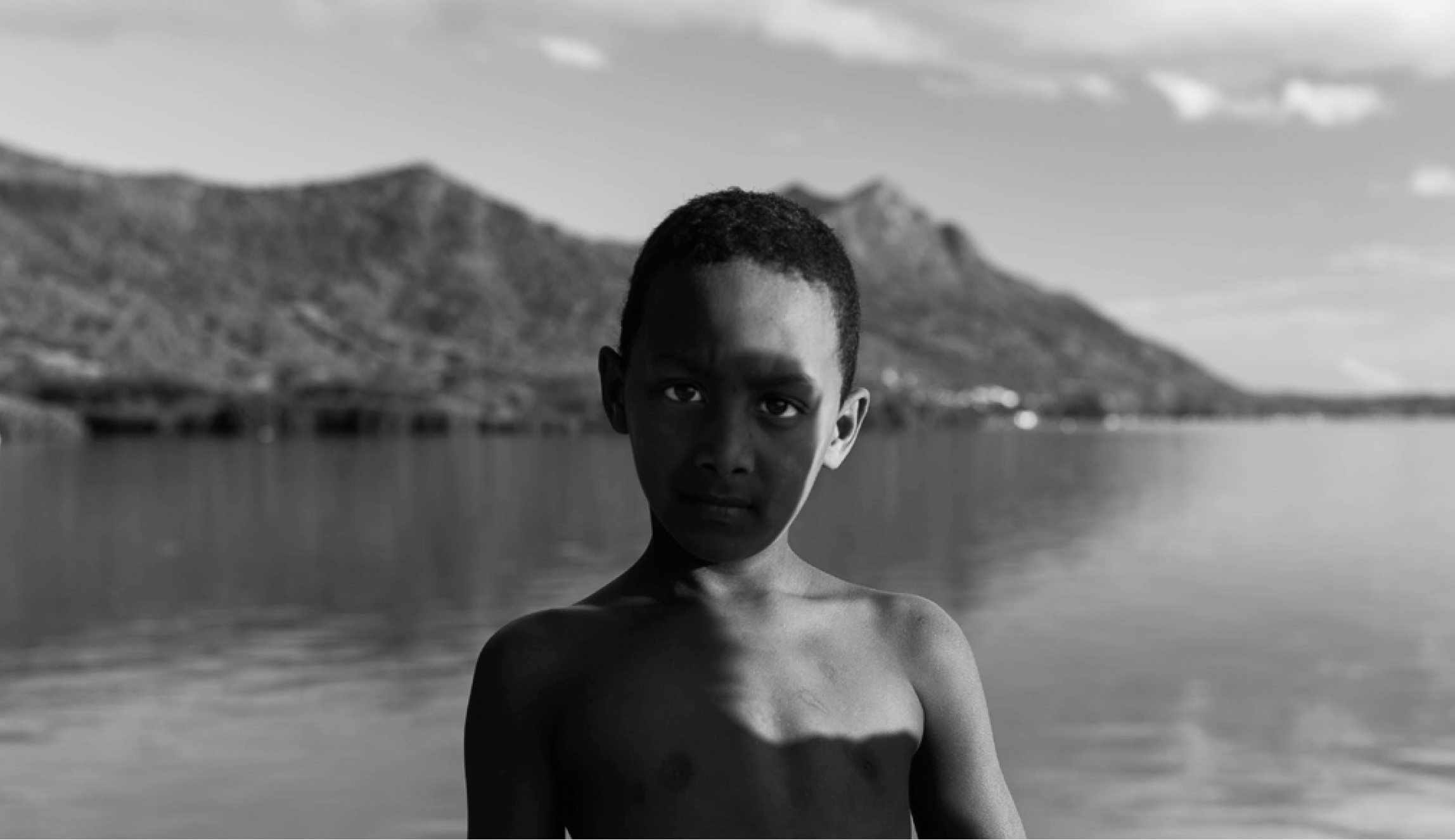 djunivers-portrait-mauritius-boy-mountain-ocean.png