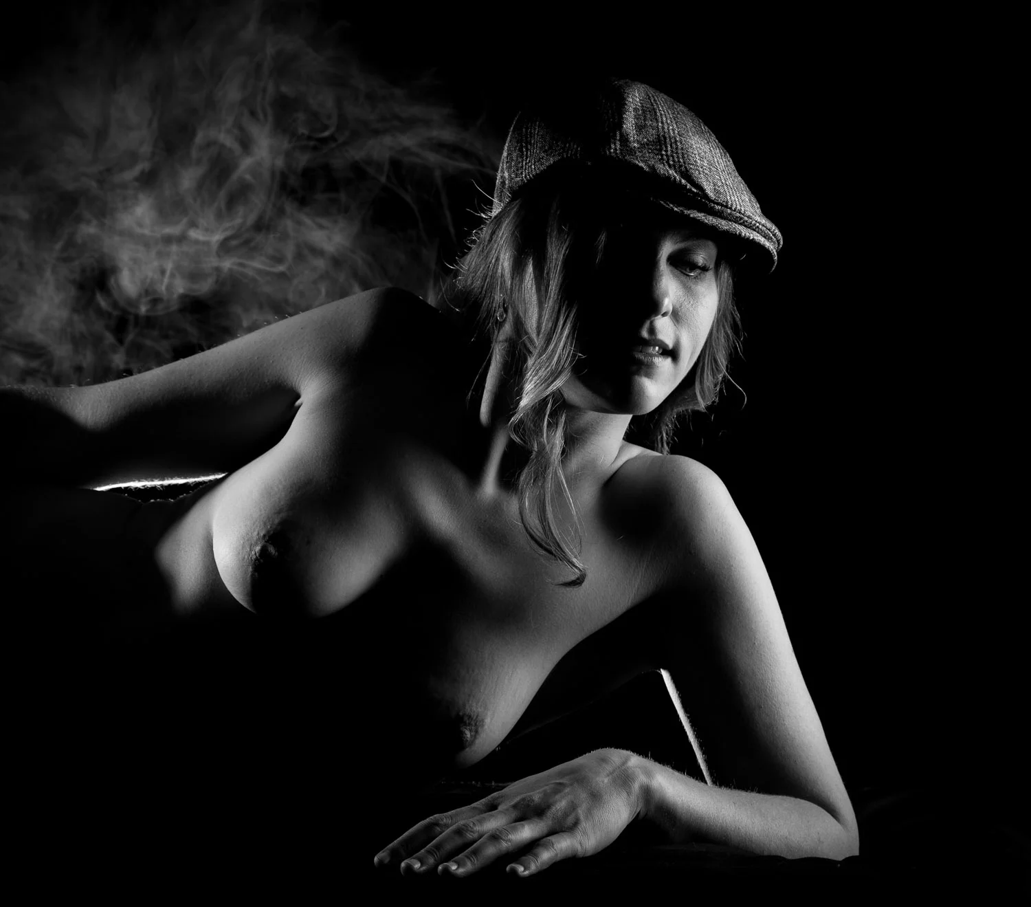 SENSUEEL PORTRET MET ROOKMACHINE