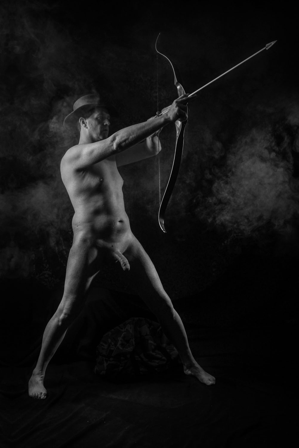JE HOBBY IN BEELD: NAAKTE MAN POSEERT MET PIJL EN BOOG