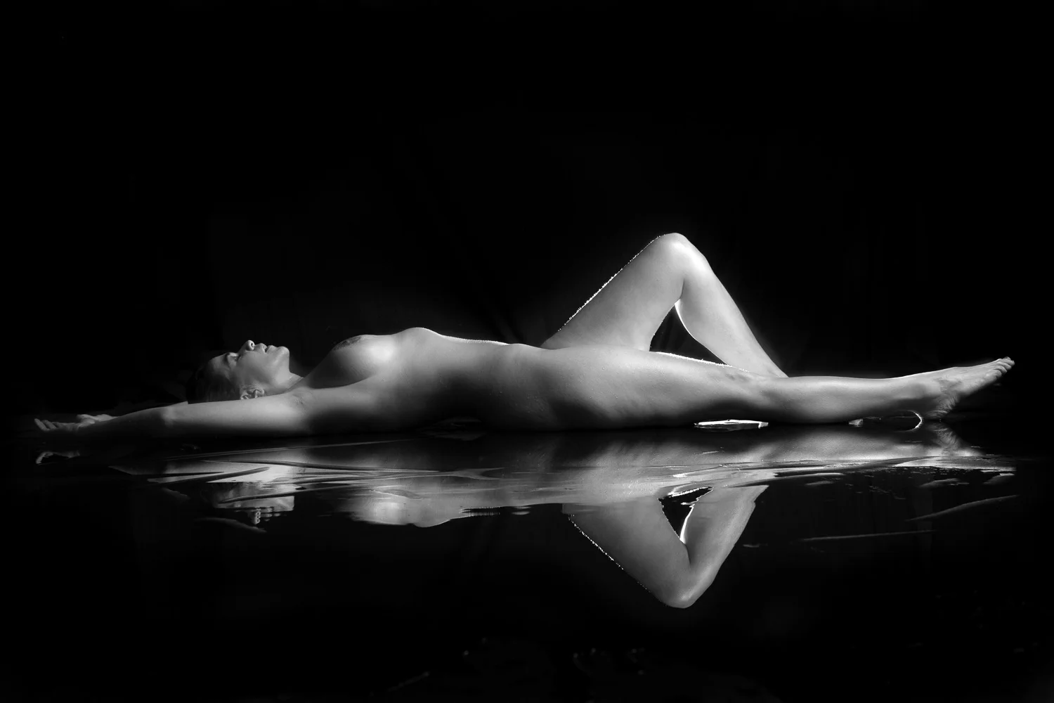 NAAKTSHOOT MET REFLECTIE IN WATER