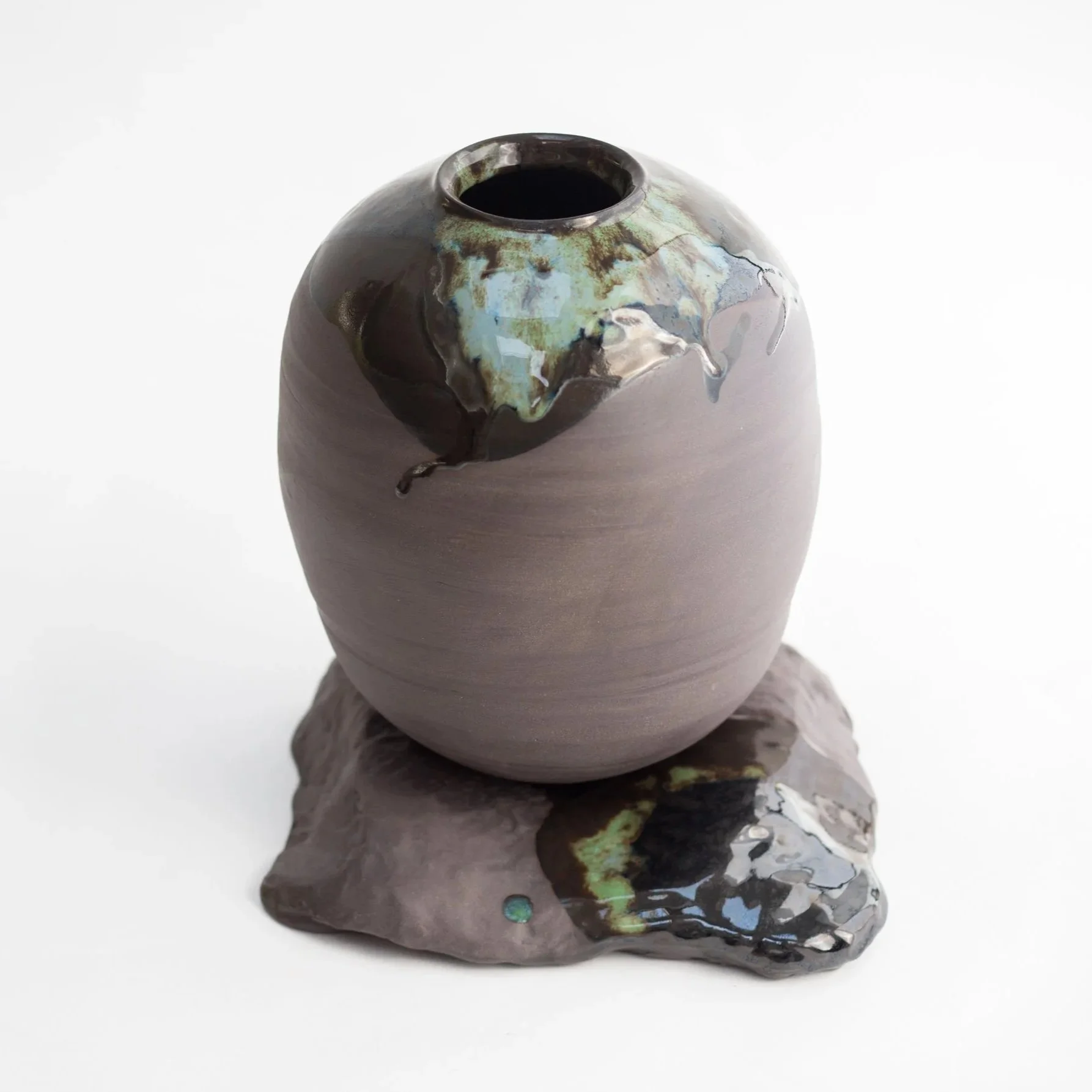 2.Kirsty+Adams+Ceramics%2C+Design+Nation+Moon+jar+and+basalt+rock.+Cullernose+collection%2C+schwartz+black+clay+moon+jar+7.5cm+x+31cm%2C+kurinuki+rock+6cm+x+26cm+1.jpg