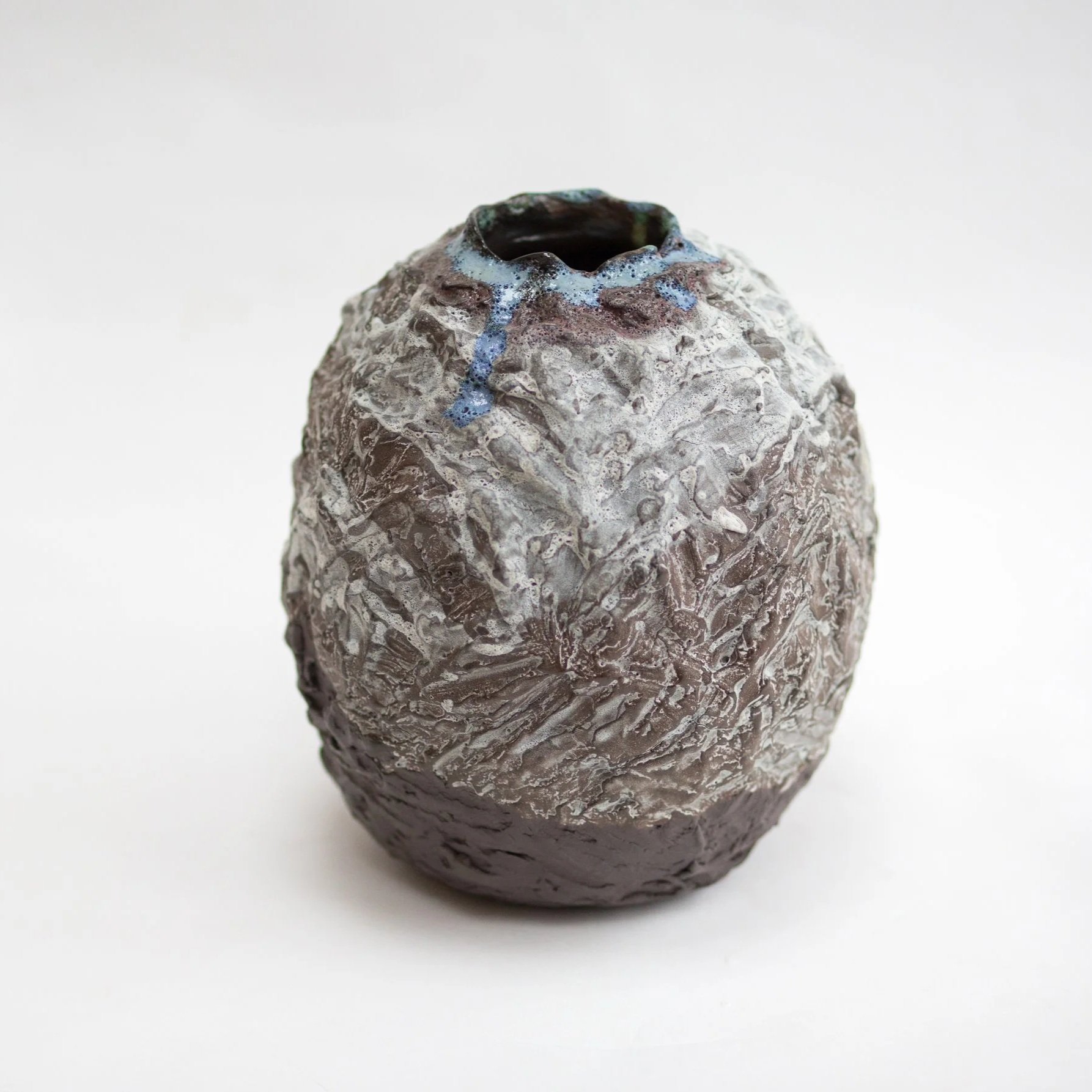 2.Kirsty+Adams+Ceramics+Cullernose+Point+textured+moon+jar+Cullernose+collection+7cm+x+28cm+1.jpg