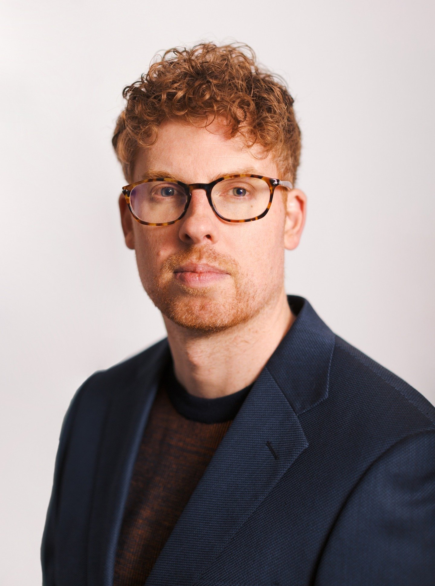 When people ask me to take their headshots, my reaction is usually something along the lines of: "Yes, absolutely, headshots are my favorite thing to do, so just book me when you're ready." Studio headshots might seem like they'd be a cooki