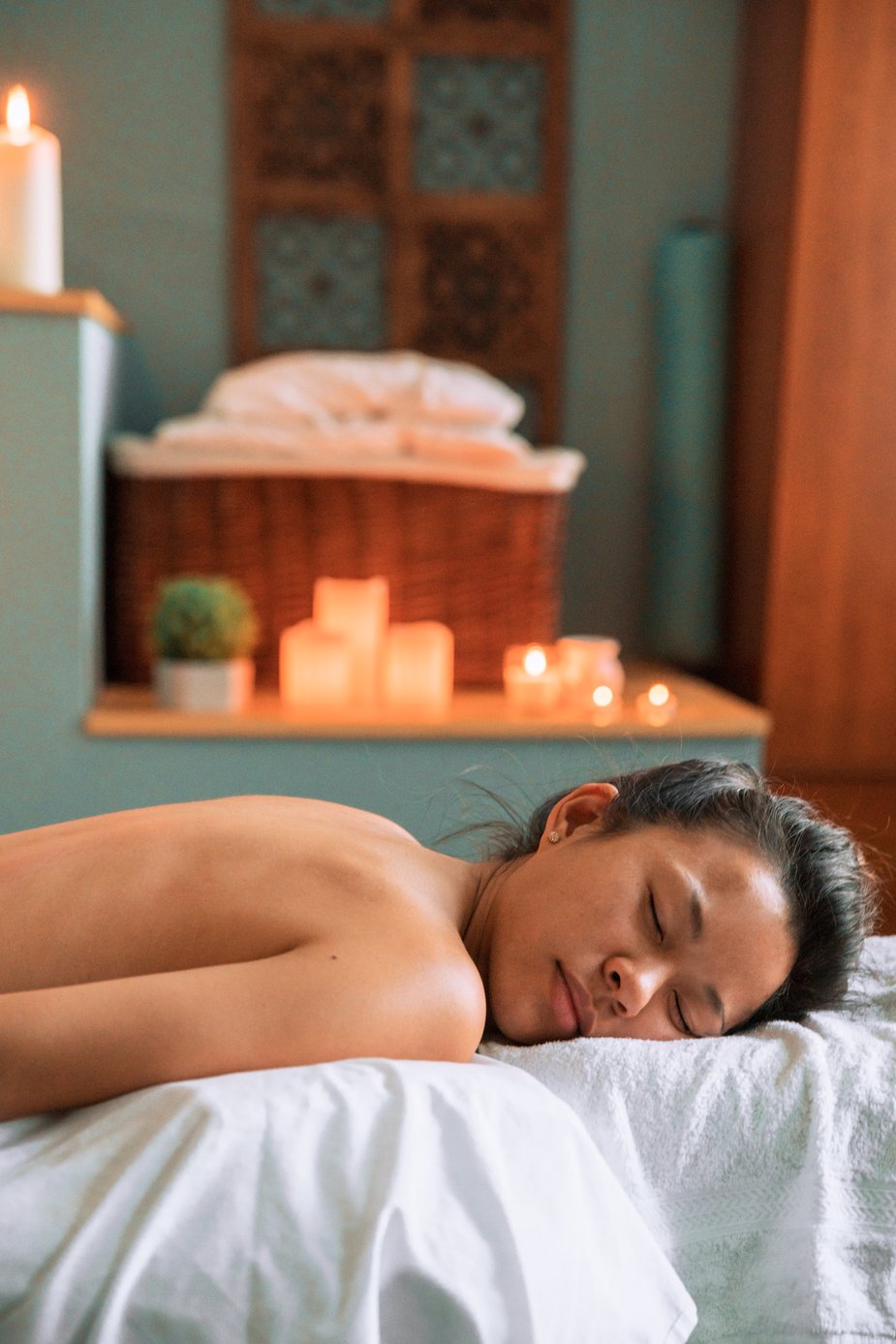 female-relaxing-at-spa_925x.jpg