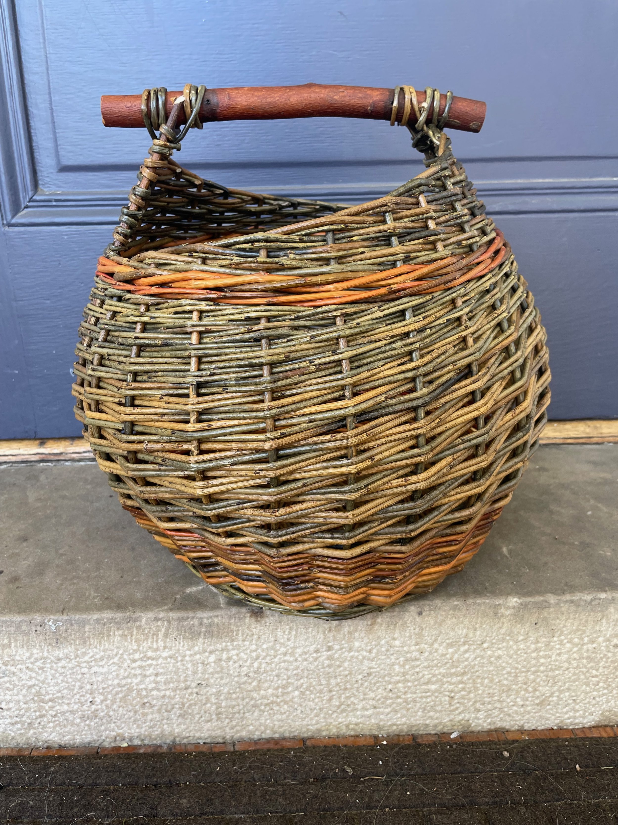 Asymmetrical basket w/ cherry handle