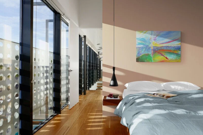 Stylish_apartment_bedroom_with_large_windows.jpg