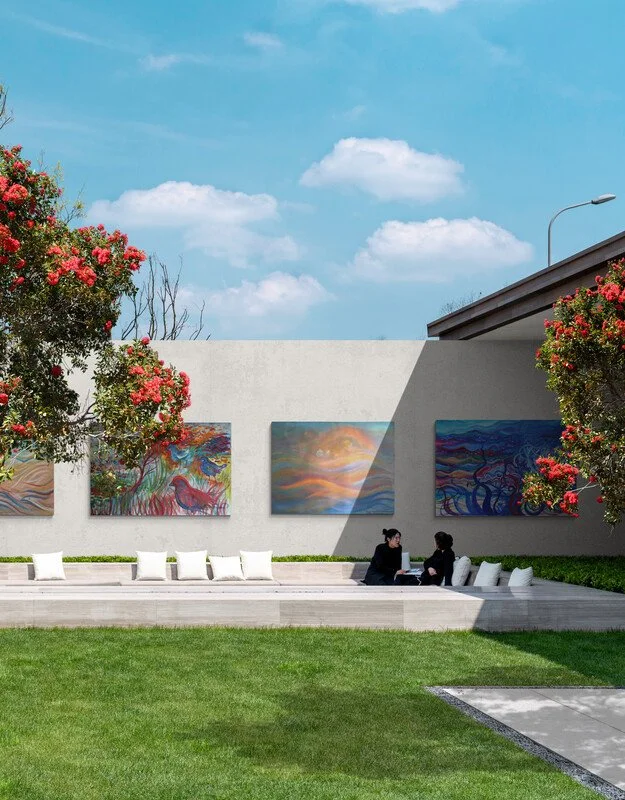 Sunny_outdoor_seating_area.jpg