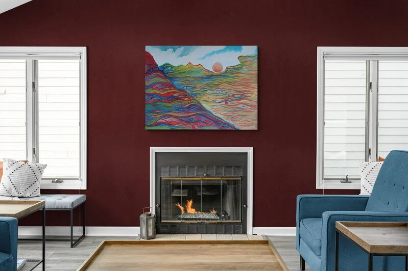 Cozy_living_room_with_fireplace.jpg