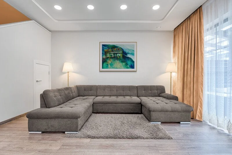 Comfy_living_room_with_large_sofa.jpg