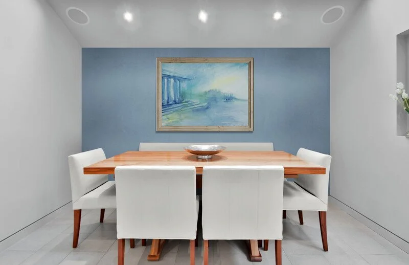 Dining_room_with_leather_chairs.jpg