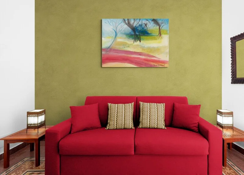 Comfy_sofa_with_side_tables_and_lamps.jpg