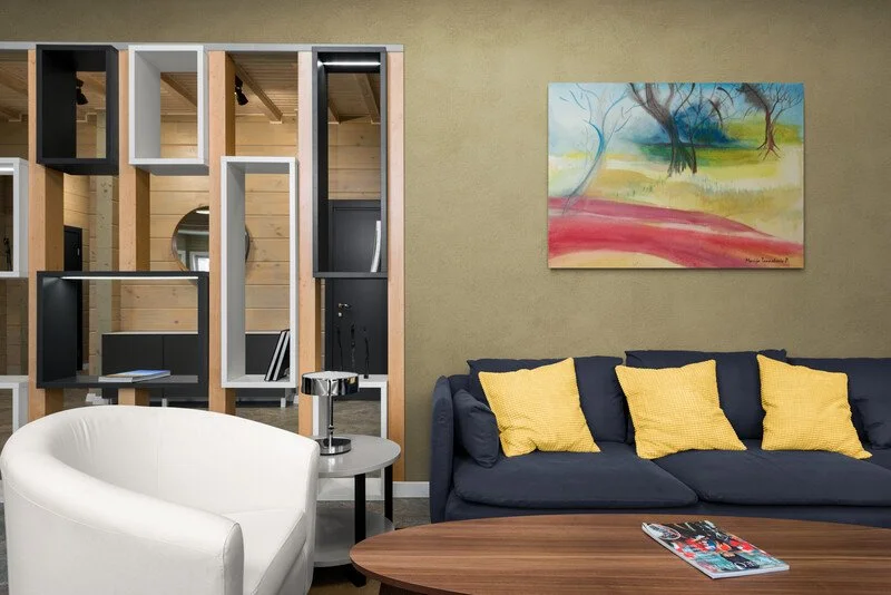 Living_room_with_geometric_wood_shelving.jpg