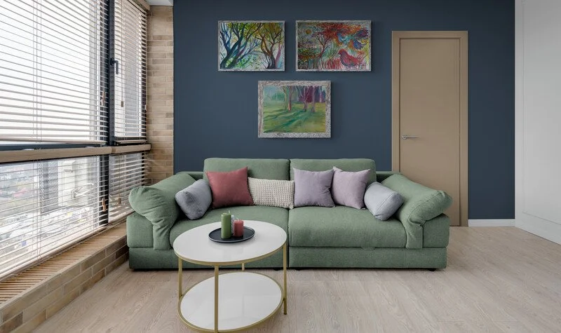 Apartment_living_room_with_city_views.jpg