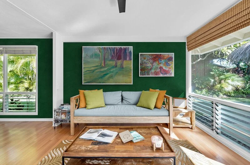 Living_room_with_tropical_garden_views.jpg