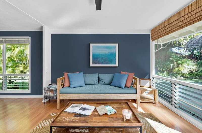 Living_room_with_tropical_garden_views.jpg