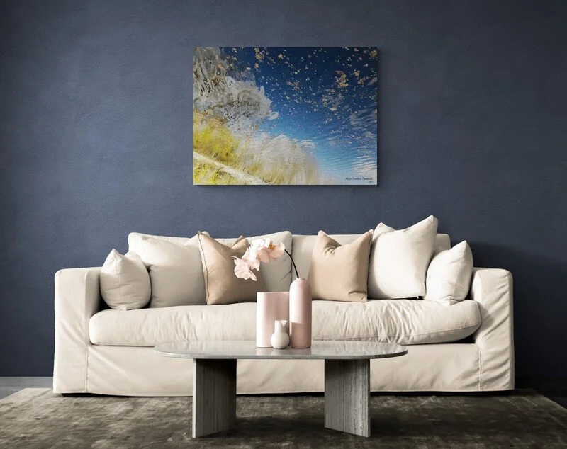 Bright_living_room_with_sofa_and_coffee_table.jpg