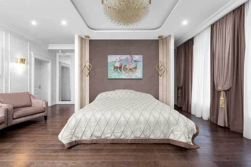 Luxurious_bedroom_with_chandelier.jpg