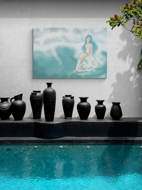 Luxury_pool_with_black_urns.jpg