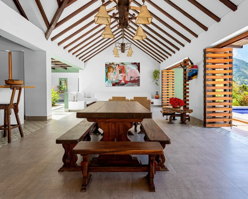 Beautiful_Spanish_colonial_interior.jpg